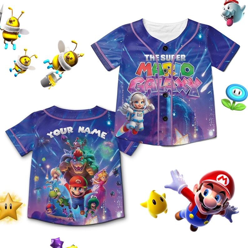 Puede incluir: Una camiseta de b&eacute;isbol azul con un gr&aacute;fico de "The Super Mario Galaxy". La camiseta tiene una parte delantera abotonada y un dise&ntilde;o con personajes de Mario. La parte trasera de la camiseta tiene el texto "YOUR NAME".