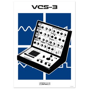 Puede incluir: Un póster en blanco y negro con un diseño de sintetizador sobre un fondo azul con patrones de ondas blancas. El póster incluye el texto "VCS-3" en la parte superior y "SYNTHETISCH" y "OOSIN'TETIS" en la parte inferior. Un tema de música retro.