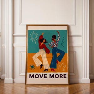 Puede incluir: Una lámina artística rectangular enmarcada que muestra a dos figuras bailando sobre un fondo verde azulado y amarillo mostaza. Las figuras visten tops de manga larga, pantalones acampanados y botas. El texto MOVE MORE aparece en la parte inferior.
