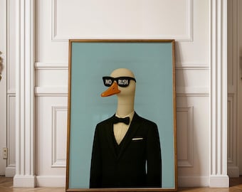 Poster „Keine Eile“ – Gänsekostüm | Humorvolles Poster zur Büroentspannung | Lustiges Geschenk für stilvolle Tiere