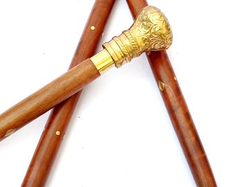 Handgefertigter Spazierstock mit graviertem Messinggriff • Gehstock im Vintage-Stil