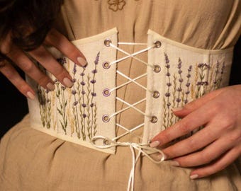 Corset de linho plus size abaixo do busto: Corpo renascentista com bordado floral.
