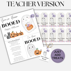 Op de afbeelding: Halloween printbaar set met de tekst "You've Been BOOED" en "Happy Halloween". Bevat een flyer met een gedicht, labels en een ronde sticker met "Just Add Treats". Met geesten, pompoenen en een zwarte kat.