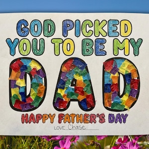 Peut inclure: Une carte de f&ecirc;te des p&egrave;res faite &agrave; la main avec le message "GOD PICKED YOU TO BE MY DAD" en lettres color&eacute;es. Le mot "DAD" est rempli de carr&eacute;s de papier color&eacute;s. La carte dit &eacute;galement "HAPPY FATHER'S DAY" et "LOVE, Chase".