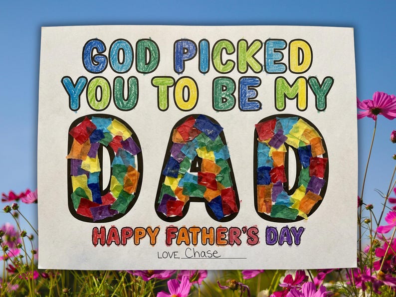 Peut inclure: Une carte de f&ecirc;te des p&egrave;res faite &agrave; la main avec le message "GOD PICKED YOU TO BE MY DAD" en lettres color&eacute;es. Le mot "DAD" est rempli de carr&eacute;s de papier color&eacute;s. La carte dit &eacute;galement "HAPPY FATHER'S DAY" et "LOVE, Chase".