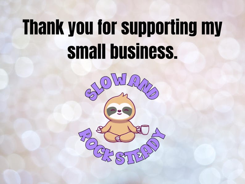 Peut inclure: Graphique avec le texte "Merci de soutenir ma petite entreprise". Un paresseux de dessin anim&eacute; en posture de yoga tient une tasse, entour&eacute; des mots "SLOW AND ROCK STEADY" dans un design circulaire violet. L'arri&egrave;re-plan est un effet bokeh doux et flou.
