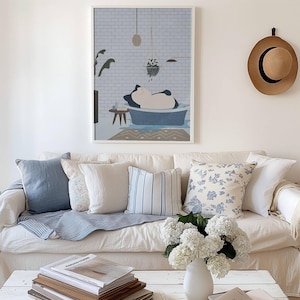 Avslappnande Snorlax badkarsposter, söt Pokémon badrumskonst, lugn blå kakeldekor, kawaii speltryck, lat dagsscen