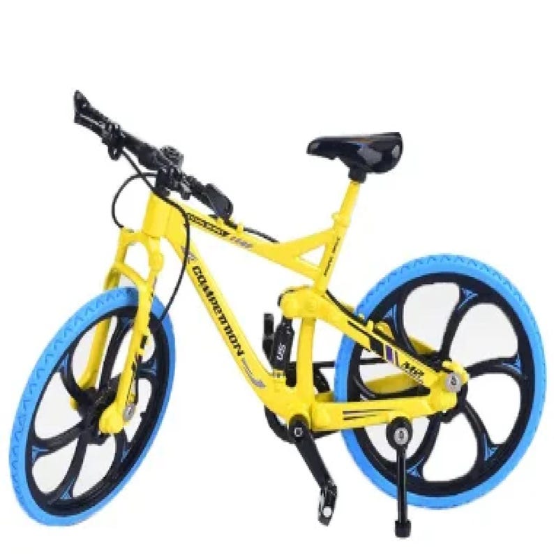 Op de afbeelding: Een gele mountainbike met zwarte en blauwe accenten. De fiets heeft blauwe banden, zwarte wielen en een zwart zadel. Op het frame staat het woord "Calpenon".
