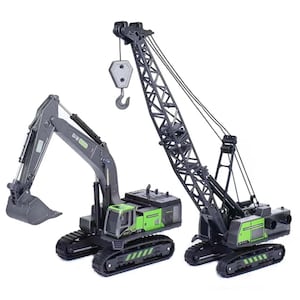 Könnte beinhalten: Zwei Spielzeug-Baumaschinen: ein Bagger und ein Kran. Der Bagger ist grau und schwarz mit einer grünen Kabine und einem grünen Eimer. Der Kran ist schwarz mit grünen Akzenten und einem Haken. Beide haben schwarze Ketten.