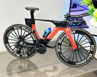 1:8 Scale Road Bike Model with Water Bottle – Diecast Metal Mini Bicycle Toy, Red Blue Green, Colorful Ornament, Desk Decor, Gift.