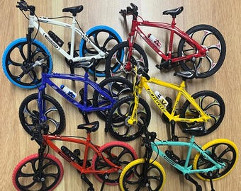 1:8 Mini Alloy Bicycle Diecast Model, Multicolor Metal Finger Mountain Racing Bike, Miniature Collectible Gift.