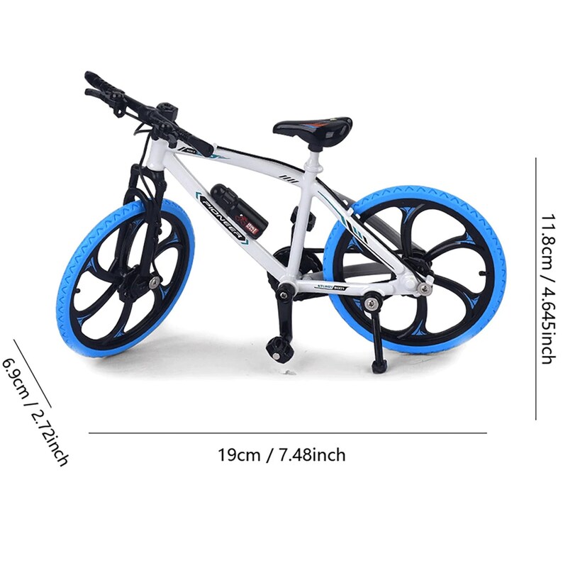 Op de afbeelding: Een wit en zwart miniatuurfiets met blauwe banden. De fiets heeft een zwart zadel en stuur. De afmetingen zijn 19 cm lang, 11,8 cm hoog en 6,9 cm breed.