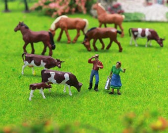 Set di 36 figure di animali da fattoria in scala HO: cavalli, mucche, materiale per l'artigianato.