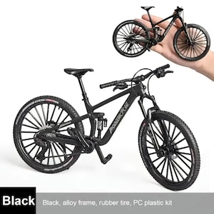 Op de afbeelding: Zwart mountainbikemodel met een zwart lichtmetalen frame, rubberen banden en een PC-kunststof kit. De fiets heeft een gedetailleerd ontwerp, inclusief een zadel, stuur en wielen. De tekst "MODEBICYCLE" is zichtbaar.