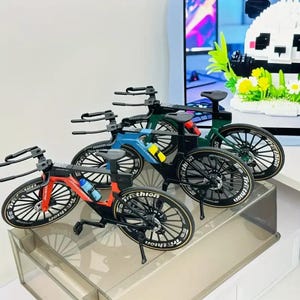 Simulerad racercykelmodell i skala 1:8 med vattenflaska – Färgglad minicykelleksak i rött, blått, grönt – Skrivbordsdekor och samlarpresent.