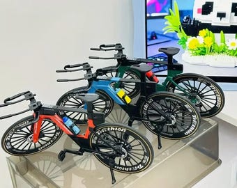 1:8 Scale Simulated Road Bike Model with Water Bottle – Colorful Mini Bicycle Toy in Red, Blue, Green – Desktop Decor & Collectible Gift.