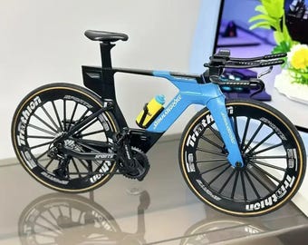 1:8 Mini Road Bike Model with Water Bottle – Diecast Metal Bicycle Toy for Kids & Collectors,Blue, Red Green, Desktop Ornament Gift.