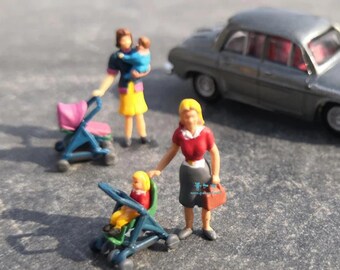 HO Scale Mom and Child Hiking Figures: Diorama Scenery, Model Railroad Layout