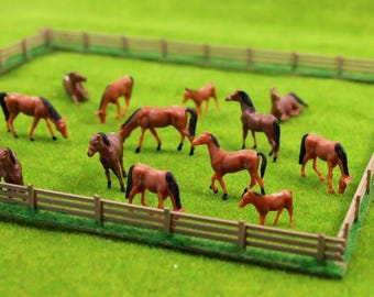 6 pezzi di cavalli in miniatura in scala HO 1:87 - Modelli di animali da fattoria per diorama, scena paesaggistica, plastico ferroviario, forniture artigianali con pose casuali