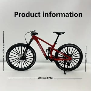 Op de afbeelding: Rood mountainbike model met zwarte banden en onderdelen. Het model is 20 cm lang, 11,5 cm hoog en 7,5 cm breed. De tekst "Product information" staat bovenaan.