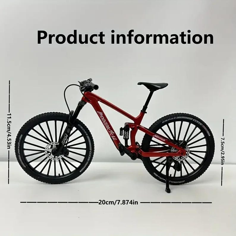 Op de afbeelding: Rood mountainbike model met zwarte banden en onderdelen. Het model is 20 cm lang, 11,5 cm hoog en 7,5 cm breed. De tekst "Product information" staat bovenaan.