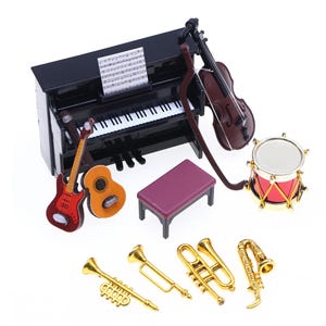 1:12 Dollhouse Miniature Music Set – Piano, Guitar, Saxophone – DIY Mini Instruments for Dollhouse Decor, Life Scenes & Collectors.