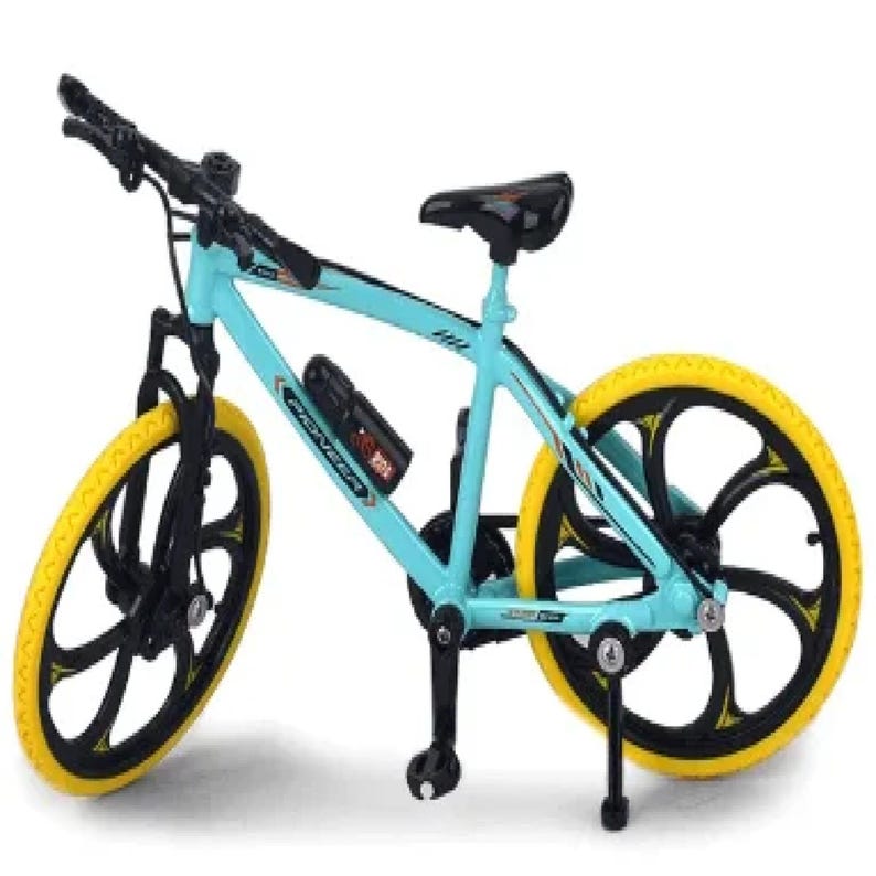 Op de afbeelding: Een lichtblauwe fiets met gele banden en zwarte velgen. De fiets heeft een zwart zadel en stuur. Een zwarte waterfles is aan het frame bevestigd. Het is een miniatuurmodel.