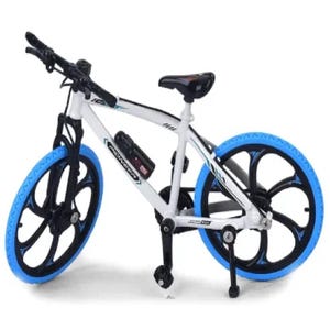 Op de afbeelding: Een wit en zwarte miniatuurfiets met blauwe banden en accenten. De fiets heeft een zwart zadel, stuur en een bidonhouder. De wielen hebben een uniek zwart en blauw spaakontwerp.