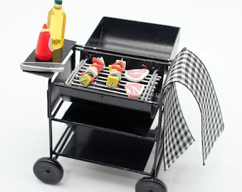 1:12 Mini BBQ Grill Set | Black Iron Outdoor Barbecue for Dollhouse | Miniature Kitchen Model, Home Decor, Pretend Play Toy for Kids.