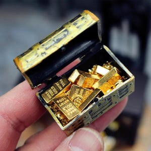 Miniaturowe złote monety i sztabki: dekoracja dioramy skrzyni skarbów w domku dla lalek