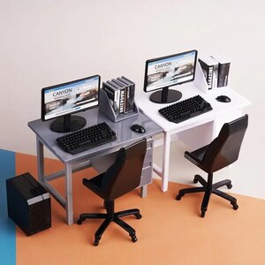 Peut inclure: Miniature de bureau avec deux bureaux, chacun avec un écran d'ordinateur affichant "CANYON", un clavier, une souris et une chaise de bureau noire. Bureaux gris et blancs avec des tours d'ordinateur noires et des livres.
