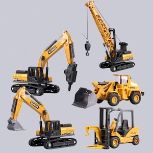 Op de afbeelding: Een verzameling gele en zwarte speelgoedconstructievoertuigen, waaronder een graafmachine, kraan, voorlader en vorkheftruck. Het speelgoed is gemaakt van plastic en heeft gedetailleerde functies.