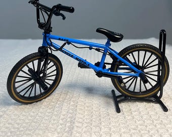 1:8 Mini Alloy Bicycle Model with Parking Rack, Diecast Metal Mountain Bike, Blue Miniature Bike Decor Gift.