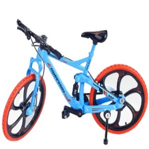 Op de afbeelding: Een lichtblauwe mountainbike met zwarte en rode accenten. De fiets heeft rode banden, zwarte velgen en een zwart zadel. Op het frame staat het woord "COMPETITION".