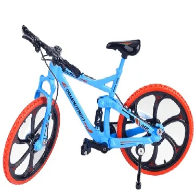 Op de afbeelding: Een lichtblauwe mountainbike met zwarte en rode accenten. De fiets heeft rode banden, zwarte velgen en een zwart zadel. Op het frame staat het woord "COMPETITION".