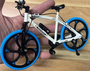 1:8 Mini Alloy Bicycle Diecast Model, Multicolor Metal Finger Mountain Racing Bike with Shock Absorber Collectible.