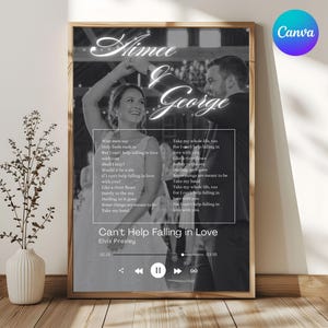 Puede incluir: Una impresión en blanco y negro enmarcada que muestra a una pareja bailando, con los nombres "Aimee & George" en escritura elegante. Se muestran las letras de "Can't Help Falling in Love" de Elvis Presley, junto con una interfaz de reproductor de música. El marco es de madera clara.