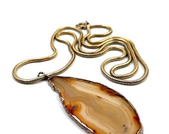 Agate and Gold Pendant Necklace