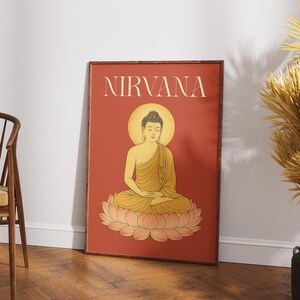 Può includere: Stampa artistica incorniciata raffigurante un Buddha seduto su un fiore di loto, con un'aureola dorata e uno sfondo color ruggine. La parola "NIRVANA" è stampata in un carattere serif in alto. L'opera d'arte è in una cornice di legno.
