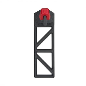 Pode incluir: Uma ferramenta retangular de pl&aacute;stico preto com uma estrutura em forma de grade com dois recortes triangulares. A se&ccedil;&atilde;o superior tem um componente vermelho com uma pequena alavanca e um &iacute;cone de seta. A palavra PROTO est&aacute; gravada na estrutura.