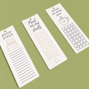 Puede incluir: Tres marcapáginas rectangulares con esquinas redondeadas se muestran sobre un fondo verde. Cada marcapáginas tiene un diseño diferente: uno con una pila de libros y líneas, otro con el texto "Next on my shelf" y cuadrados, y el último con "Read 20 min/day" y una taza de café.