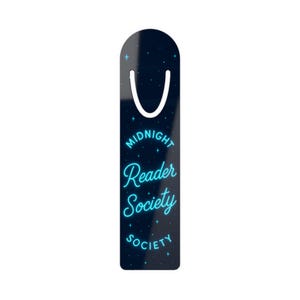 Puede incluir: Marcapáginas rectangular azul oscuro con la parte superior curva blanca. El texto "MIDNIGHT Reader Society SOCIETY" está escrito en turquesa neón. Pequeñas estrellas blancas salpican el fondo.