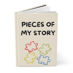 Puede incluir: Un diario de tapa dura con el texto "PIECES OF MY STORY" en negro. La portada presenta cuatro piezas de rompecabezas de colores en rojo, verde, amarillo y azul. El diario está abierto, revelando páginas blancas.