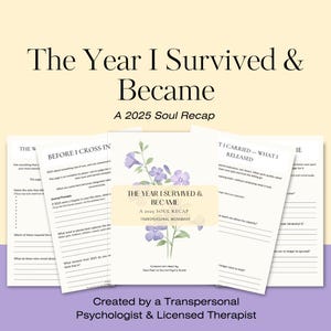 Könnte beinhalten: Ein Arbeitsbuch mit dem Titel "The Year I Survived & Became: A 2025 Soul Recap." Das Cover zeigt florale Illustrationen und den Text "Transpersonal Workbook." Mehrere offene Seiten mit Eingabeaufforderungen sind sichtbar, mit Text wie "Before I Cross In" und "I Carried - What I Released."