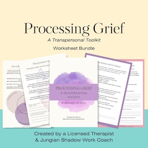 Op de afbeelding: Een werkbladbundel getiteld "Processing Grief: A Transpersonal Toolkit". De omslag heeft een paars aquarelontwerp. De werkbladen zijn ontworpen om te helpen bij het verwerken van rouw en zijn gemaakt door een erkende therapeut en Jungiaanse schaduwwerkcoach.