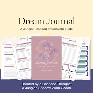 Op de afbeelding: Een droomdagboek met een zachtroze omslag met een halve maan en bloemenontwerp. Het dagboek gaat vergezeld van verschillende werkbladen met vragen en secties voor droomanalyse. De tekst luidt "Dream Journal" en "A Jungian-inspired dreamwork guide."