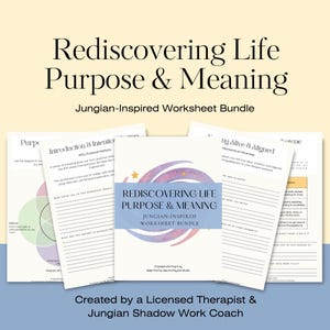 Puede incluir: Un conjunto de hojas de trabajo titulado "Rediscovering Life Purpose & Meaning" con un tema inspirado en Jung. La portada presenta un diseño de acuarela en tonos morados y azules. Las hojas de trabajo están diseñadas para la autorreflexión y el crecimiento personal.