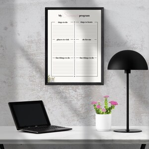 Peut inclure: Un programme d'été encadré avec le texte "My Summer program" et des sections pour "things to do", "things to learn", "places to visit", "do for me" et "fun things to do". Un ordinateur portable noir, une lampe noire et un petit vase de fleurs roses sont sur le bureau.