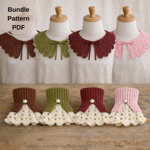 Op de afbeelding: Vier gehaakte kraag- en manchetsets in bruin, groen, bordeauxrood en roze. De kragen hebben geschulpte randen en strikjes. De manchetten hebben een parelknop en een crèmekleurig open patroon. De tekst "Bundle Pattern PDF" is inbegrepen.