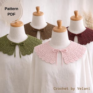 Könnte beinhalten: Vier gehäkelte Kragen in Grün, Braun, Rosa und Burgunderrot werden auf Mannequin-Büsten gezeigt. Jeder Kragen hat einen gewellten Rand und einen Schleifenverschluss. Der Text "Pattern PDF" und "Crochet by Velani" sind sichtbar.
